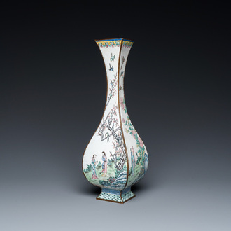 Vase de forme losange en émaux de Canton à décor des 'quatre saisons', Chine, marque et époque de Qianlong