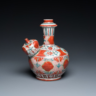 Een Chinese Swatow kendi met ornamentaal decor, Ming