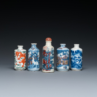 Vijf Chinese famille verte, blauw-witte en koperrode snuifflessen, 19/20e eeuw
