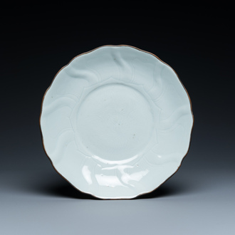 Assiette moulée en forme de lotus en porcelaine de Chine en blanc monochrome à décor incisé, marque de Xuande, époque Transition