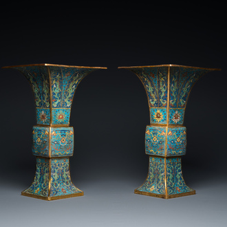 Paire de vases de forme 'gu' en émaux cloisonnés, Chine, Kangxi