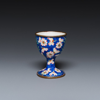 A Chinese Canton enamel egg cup, Qianlong/Jiaqing