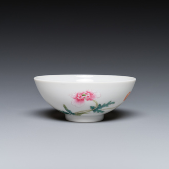 Bol en porcelaine de Chine famille rose à décor floral, marque de Yongzheng, 20ème