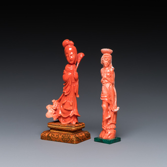 Twee Chinese bloedkoralen sculpturen van staande dames, 19/20e eeuw