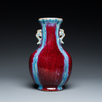 Vase de forme 'hu' en porcelaine de Chine à émail flambé, marque de Qianlong, 19/20ème
