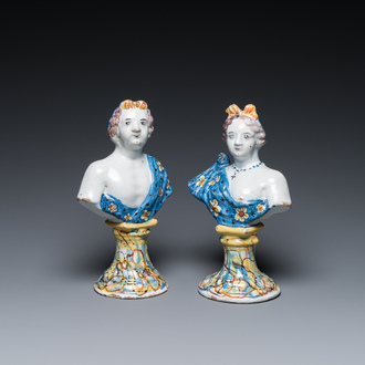 Paire de bustes sur socles en imitation de marbre en faïence polychrome de Delft, 18ème