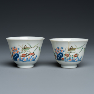 Paire de tasses en porcelaine de Chine famille verte à décor de sauterelles, marque de Kangxi mais probablement postérieur