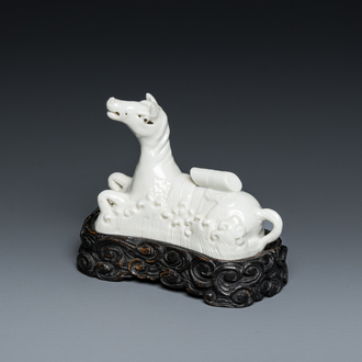 Repose-pinceaux en forme de cheval couché dans des vagues en porcelaine de Chine en blanc monochrome, 18ème
