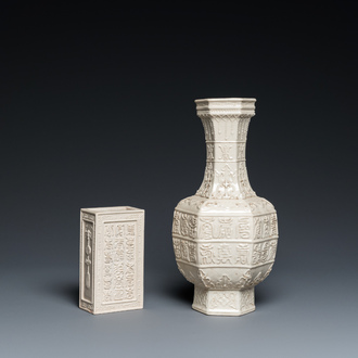Un vase et un pot à pinceaux à décor moulé en porcelaine de Chine en couleur crème à fond craquelé, Qing