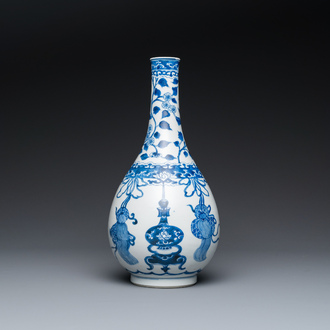 Een Chinese blauw-witte flesvormige vaas, Kangxi