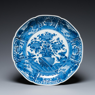 Plat en porcelaine Arita de Japon en bleu et blanc, Edo, 18ème