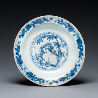 Een Chinese blauw-witte schotel met een haas, Jiajing