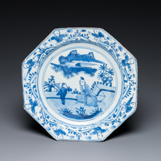 Plat de forme octogonale en porcelaine de Chine en bleu et blanc, époque Transition
