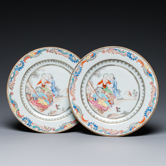 Paire d'assiettes en porcelaine de Chine famille rose à décor d'un musicien devant un couple, Qianlong