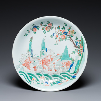 Plat en porcelaine de Chine famille verte à décor de carpes, Kangxi