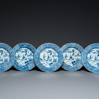 Six assiettes en porcelaine de Chine en bleu et blanc à décor d'une scène du 'Xi Xiang Ji', Qianlong