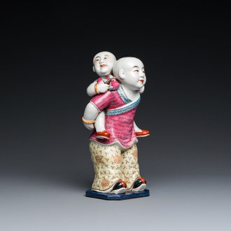 Groupe en porcelaine de Chine famille rose figurant deux garçons, marque Zhu Mao Ji Zao 朱茂記造, République