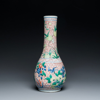 Vase de forme bouteille en porcelaine de Chine wucai, époque Transition