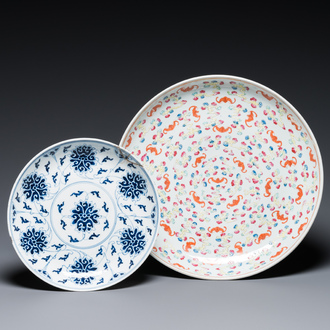 Un plat en porcelaine de Chine famille rose aux '100 chauve-souris' et une assiette à décor de lotus en bleu et blanc, marque et époque de Guangxu