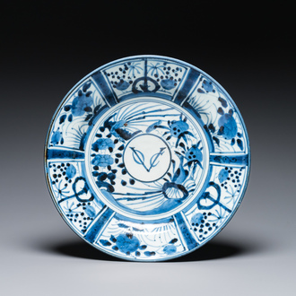 Plat en porcelaine Arita de Japon en bleu et blanc au monogramme VOC de la Compagnie des Indes, Edo, 17ème
