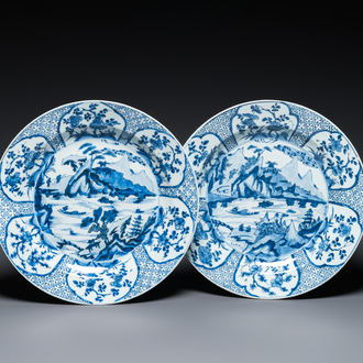 Paire de plats en porcelaine de Chine en bleu et blanc à décor de paysages montagneux, Kangxi