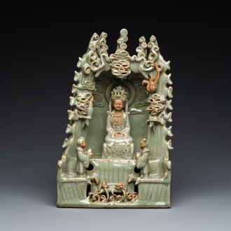 Een Chinees Longquan celadon schrijn met Guanyin, wellicht Ming