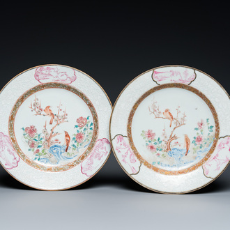 Paire d'assiettes en porcelaine de Chine famille rose à décor de pies et de prunus aux bords en bianco-sopra-bianco, Yongzheng