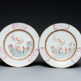 Een paar Chinese famille rose borden met eksters bij prunusbloesems met bianco-sopra-bianco randen, Yongzheng