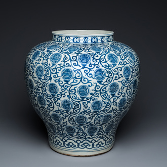 Grand pot en porcelaine de Chine en bleu et blanc à décor de caractères Shou, marque de Wanli mais probablement République