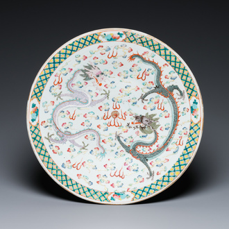 Plat en porcelaine de Chine famille verte à décor de dragons, 19ème