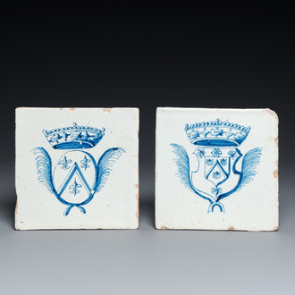 Deux carreaux armoriés en faïence de Delft en bleu et blanc aux armes de Huyssen et Van Der Nisse, 17ème