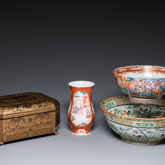 Deux bols et un vase en porcelaine de Chine famille rose de Canton et une boîte en laque, Qianlong et postérieur