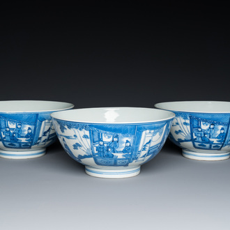 Drie Chinese blauw-witte kommen met figuratief decor, Xuande merk, 19e eeuw