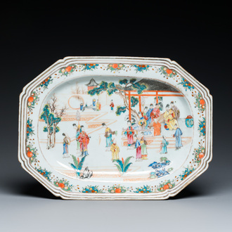 Plat de forme octogonale en porcelaine de Chine famille rose à sujet mandarin, Qianlong