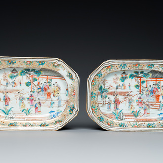 Een paar Chinese octagonale famille rose schotels met mandarijns decor, Qianlong