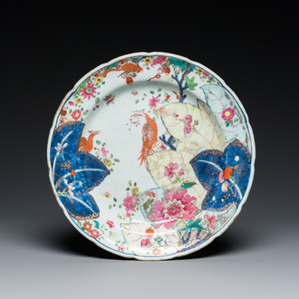 Plat en porcelaine de Chine famille rose à décor de feuilles de tabac, Qianlong