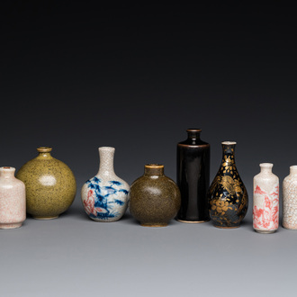 Cinq tabatières et trois vases miniatures en porcelaine de Chine, 19/20ème