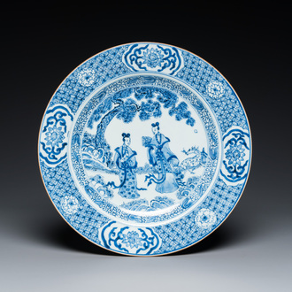 Plat en porcelaine de Chine en bleu et blanc à décor de deux dames dans un jardin, Yongzheng