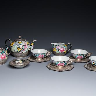 Service à thé de huit pièces en porcelaine de Chine famille rose à décor millefleurs à monture en argent, marque de Qianlong, 20ème