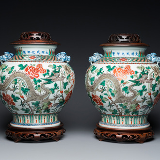 Paire de vases à décor de dragons en porcelaine de Chine famille verte, marque de Chenghua, 19ème