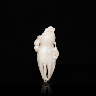 Sculpture en jade blanc représentant une main de Bouddha aux singes, Chine, Qing