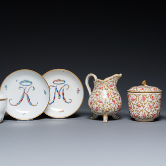 Un bol couvert et deux soucoupes en porcelaine de Meissen, une verseuse, un bol couvert et une tasse de style de Sèvres, Allemagne et France, 19/20ème