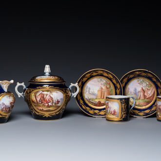 Service à thé de 6 pièces en porcelaine dans le style de Sèvres à fond bleu, France, 19ème