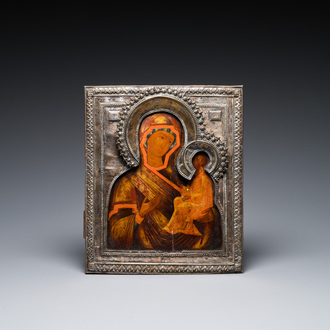 Een Russisch 'Moeder gods' icoon met zilveren riza, 19e eeuw