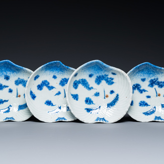 Quatre coupes tripodes en forme de pêche en porcelaine de Japon en bleu et blanc à décor de grues, Edo, 18/19ème