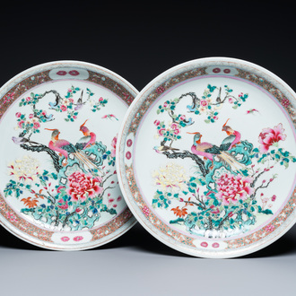 Een paar fijne Chinese famille rose schotels met fazanten, 19e eeuw
