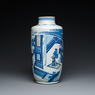 Vase de forme rouleau en porcelaine de Chine en bleu, blanc et rouge de cuivre à sujet narratif, Kangxi