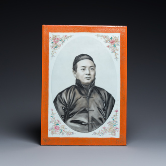 Plaque en porcelaine de Chine famille rose et grisaille à décor d'un portrait d'homme, 19/20ème