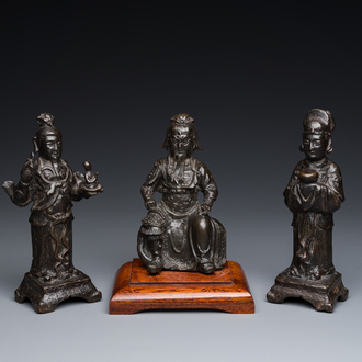 Trois sculptures en bronze figurant Guanyu, Li Jing et un fonctionnaire, Chine, Ming