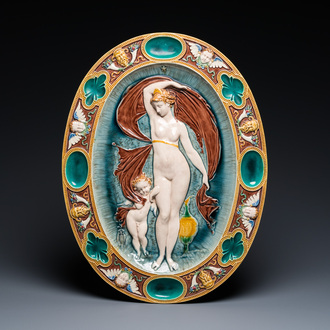 Plat de forme ovale en majolique de Mintons à décor d'une déesse au putto, Angleterre, marque de 1874